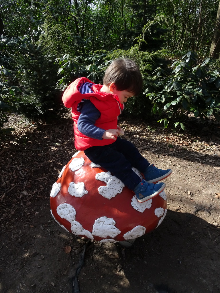 Max on a mushroom statue at the Fairytale Forest at the Marerijk kingdom