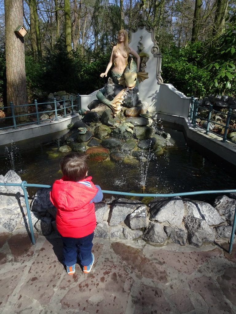 Max at the Little Mermaid attraction at the Fairytale Forest at the Marerijk kingdom