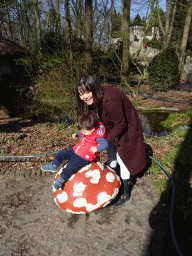 Miaomiao and Max on a mushroom statue at the Fairytale Forest at the Marerijk kingdom