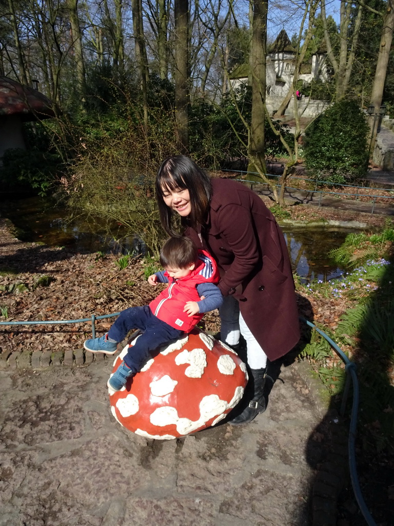 Miaomiao and Max on a mushroom statue at the Fairytale Forest at the Marerijk kingdom