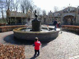 Max at the fountain in front of the Stoomcarrousel attraction at the Marerijk kingdom