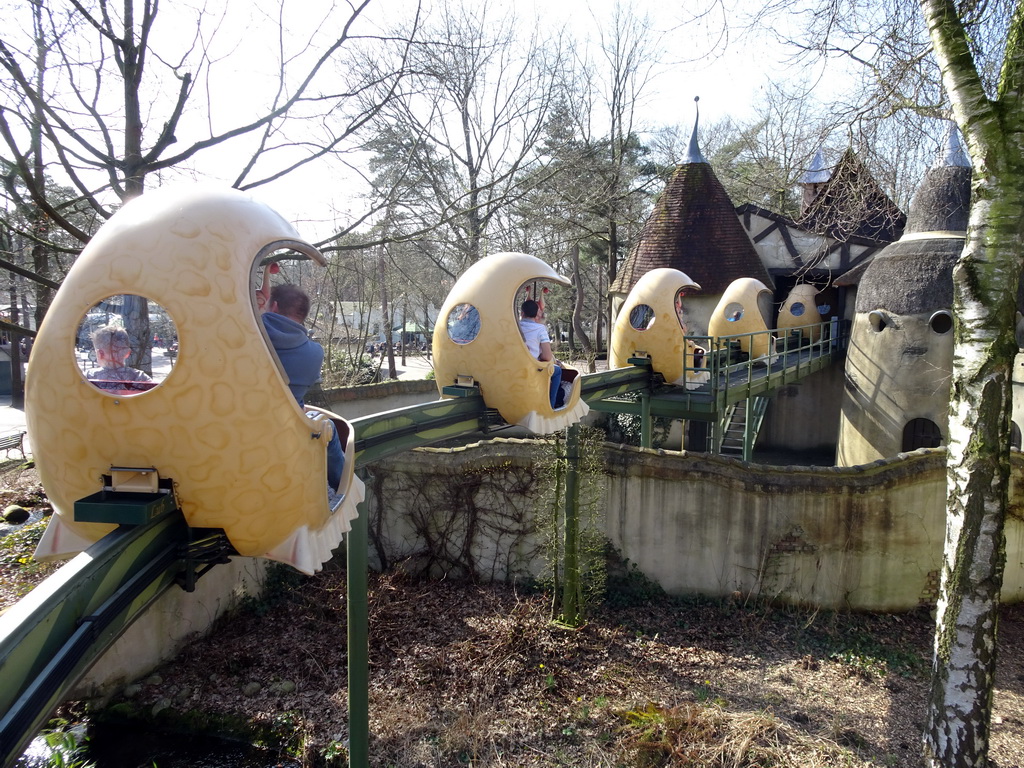 The monorail going into the Slakkenhuys building at the Laafland attraction at the Marerijk kingdom