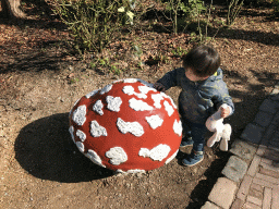 Max with a mushroom statue at the Fairytale Forest at the Marerijk kingdom