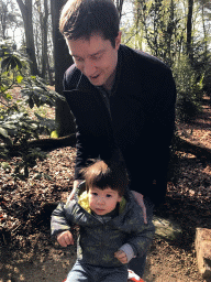 Tim and Max with a mushroom statue at the Fairytale Forest at the Marerijk kingdom