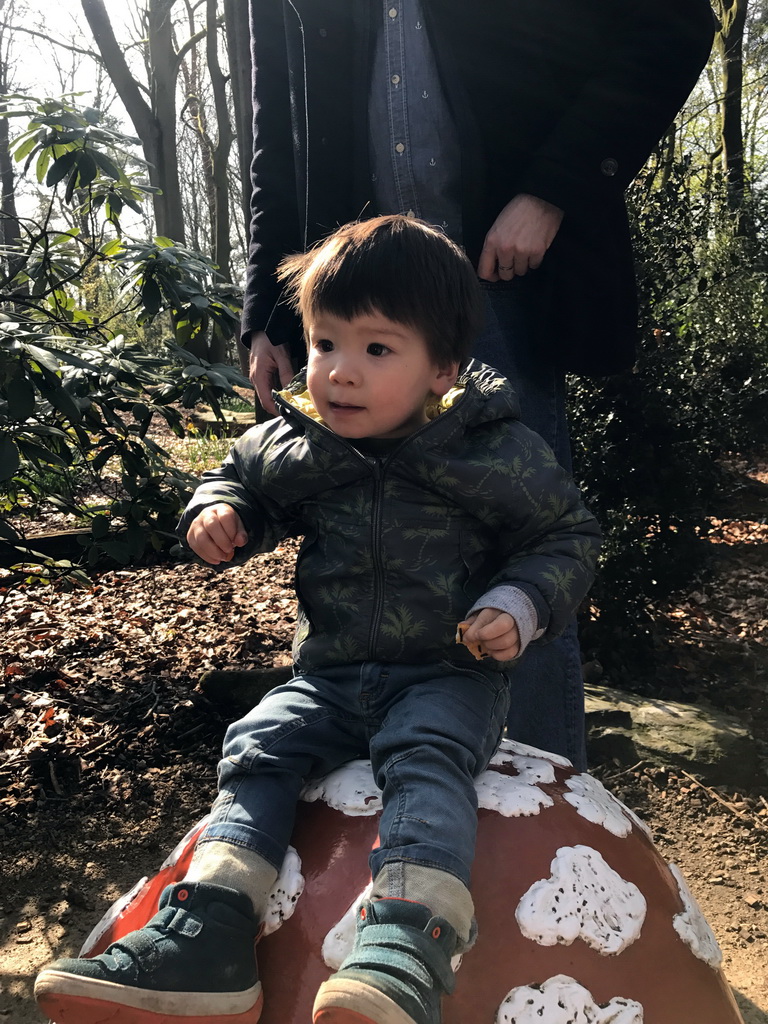 Tim and Max with a mushroom statue at the Fairytale Forest at the Marerijk kingdom