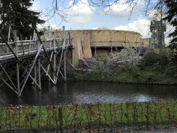 The Piraña attraction at the Anderrijk kingdom and the Baron 1898 attraction at the Ruigrijk kingdom, viewed from the train