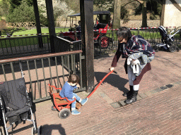 Miaomiao and Max in front of the Oude Tufferbaan attraction at the Ruigrijk kingdom