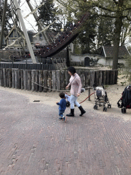 Miaomiao and Max in front of the Halve Maen attraction at the Ruigrijk kingdom