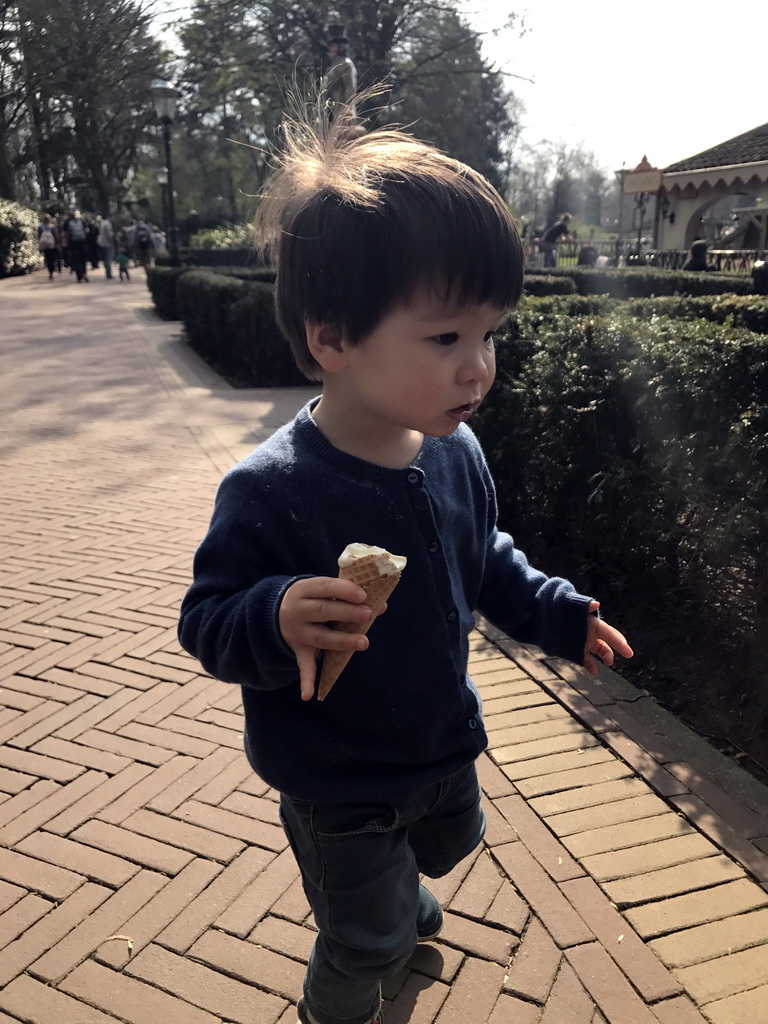 Max with an ice cream in front of the Kinderspoor attraction at the Ruigrijk kingdom