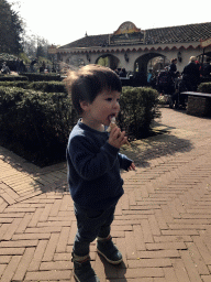 Max with an ice cream in front of the Kinderspoor attraction at the Ruigrijk kingdom