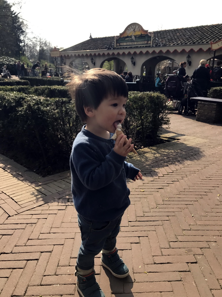 Max with an ice cream in front of the Kinderspoor attraction at the Ruigrijk kingdom