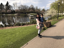 Miaomiao and Max with an ice cream in front of the Gondoletta lake at the Reizenrijk kingdom