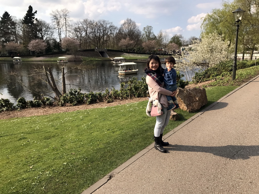 Miaomiao and Max with an ice cream in front of the Gondoletta lake at the Reizenrijk kingdom