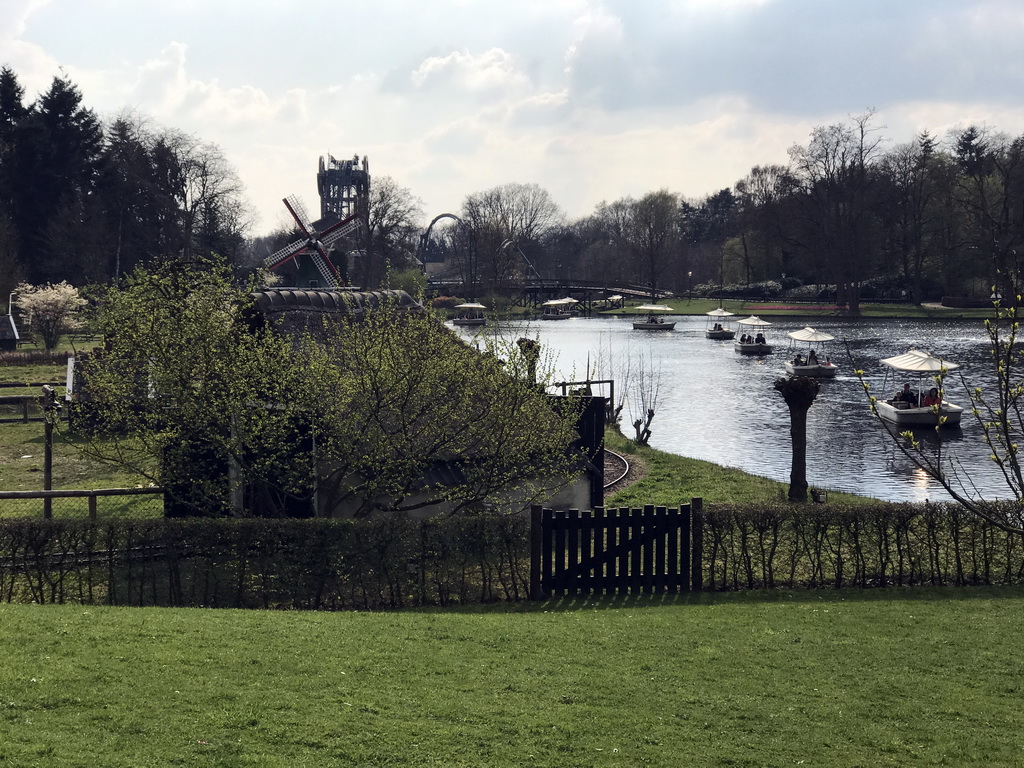 The Gondoletta lake at the Reizenrijk kingdom and the Kinderspoor and Baron 1898 attractions at the Ruigrijk kingdom