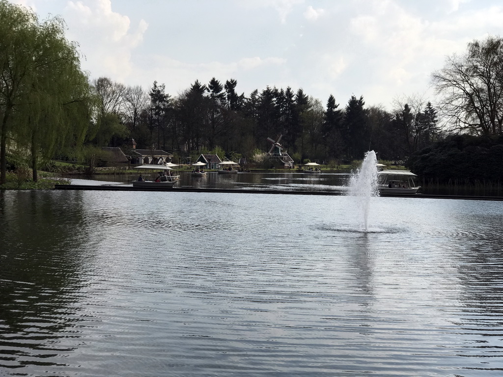 The Gondoletta lake at the Reizenrijk kingdom and the Kinderspoor attraction at the Ruigrijk kingdom