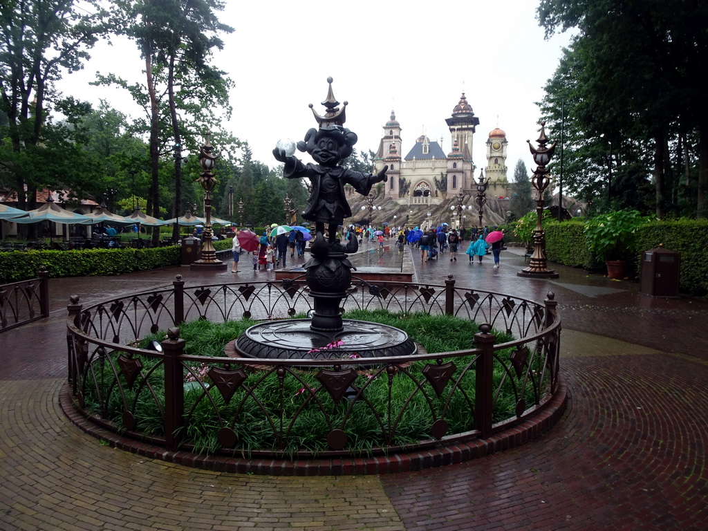 Statue of Pardoes at the Pardoespromenade and the Symbolica attraction at the Fantasierijk kingdom
