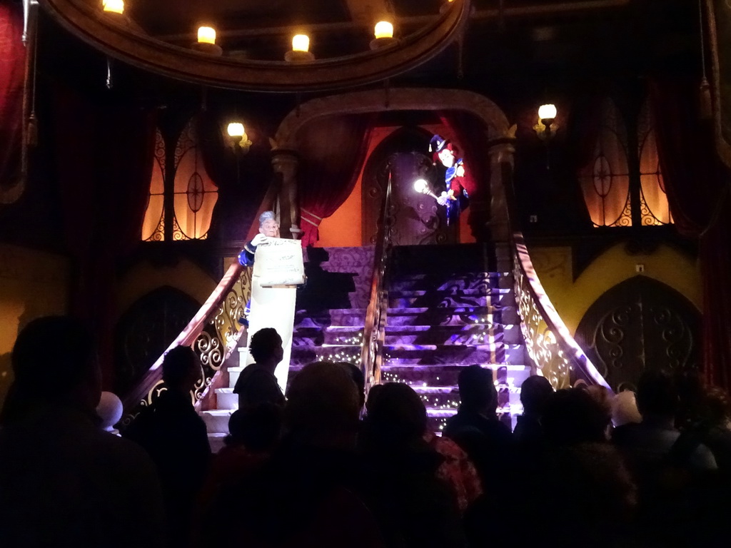 The lackey O.J. Punctuel in the Lobby of the Symbolica attraction at the Fantasierijk kingdom