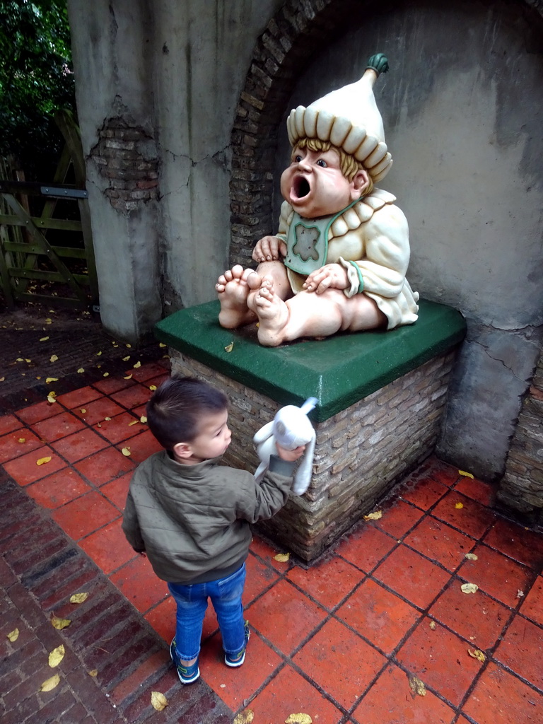 Max with the Baby Holle Bolle Gijs trash can at the Kindervreugd playground at the Marerijk kingdom