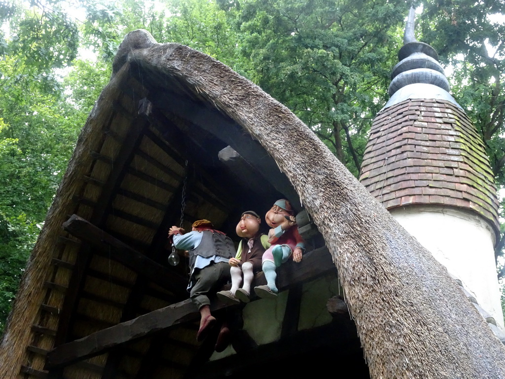 Lektriek and two other Laaf people at the Leunhuys building at the Laafland attraction at the Marerijk kingdom
