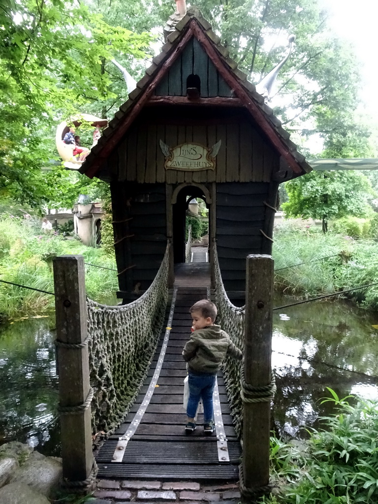 Max on the walkway at the Lijn`s Zweefhuys building at the Laafland attraction at the Marerijk kingdom