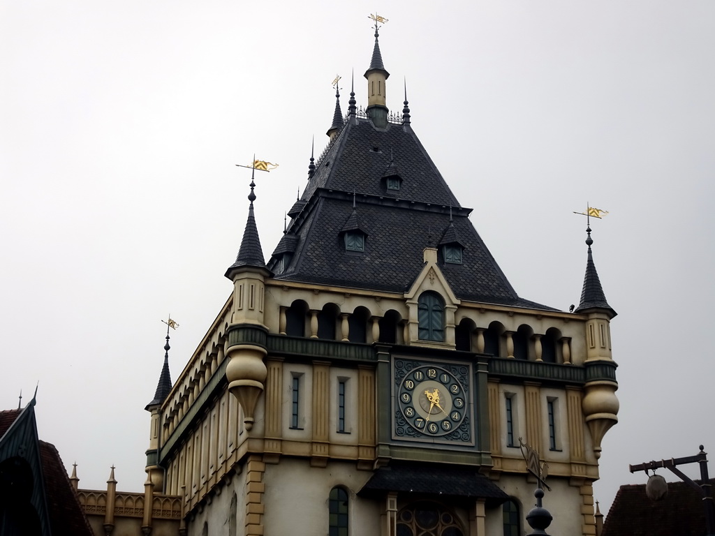 Tower of the Raveleijn theatre at the Marerijk kingdom, just before the Raveleijn Parkshow