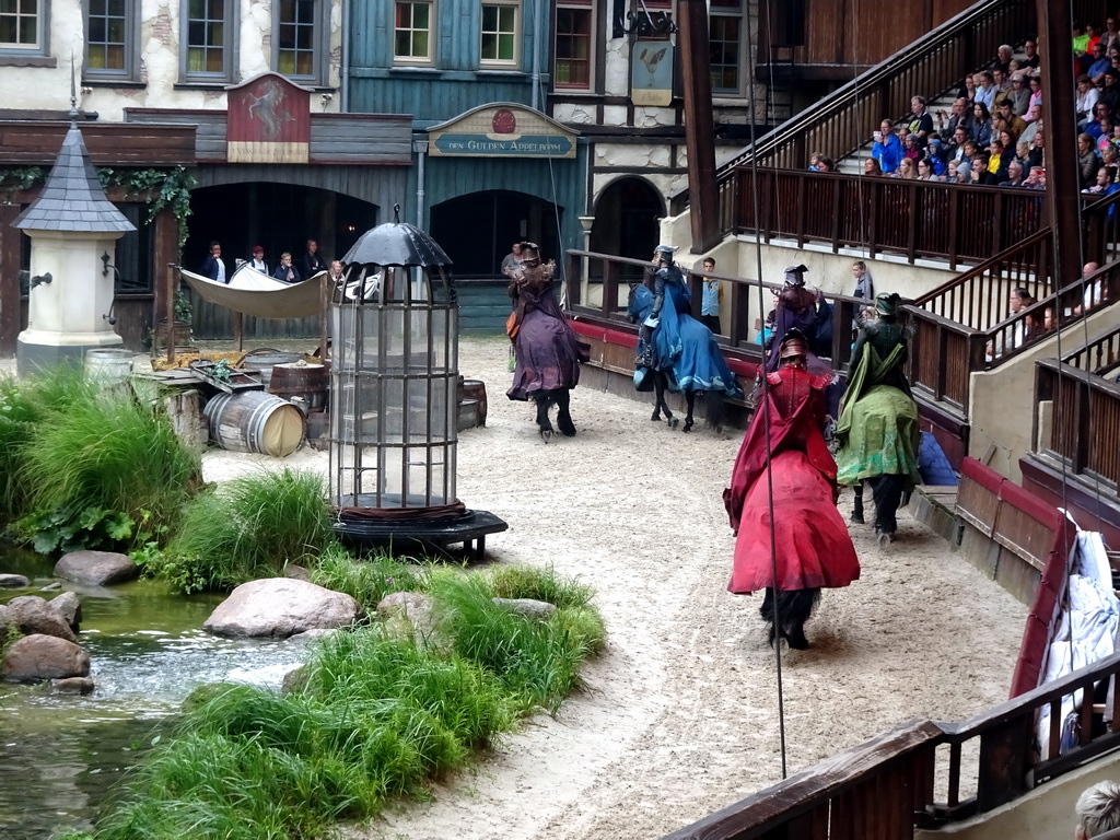 Actors and horses on the stage of the Raveleijn theatre at the Marerijk kingdom, during the Raveleijn Parkshow