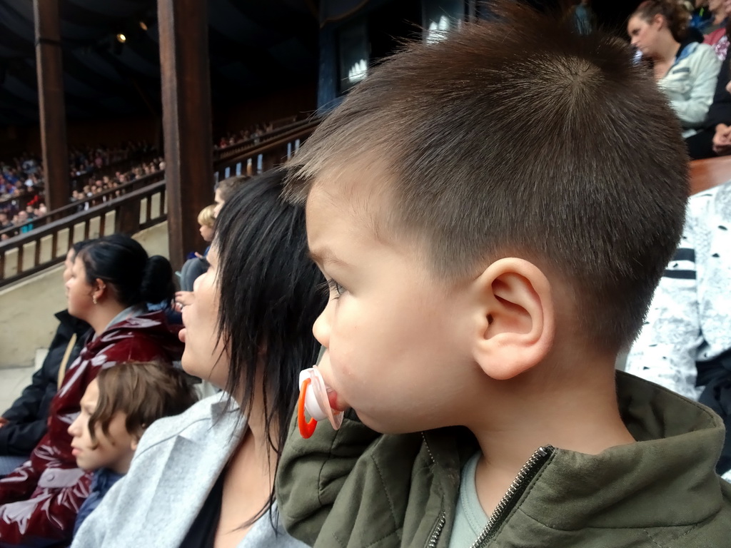 Max in the Raveleijn theatre at the Marerijk kingdom, during the Raveleijn Parkshow