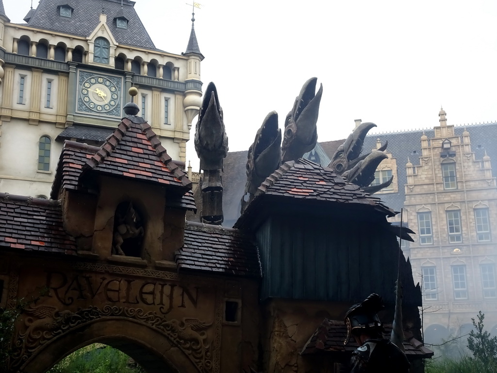 Dragon and actor on the stage of the Raveleijn theatre at the Marerijk kingdom, during the Raveleijn Parkshow