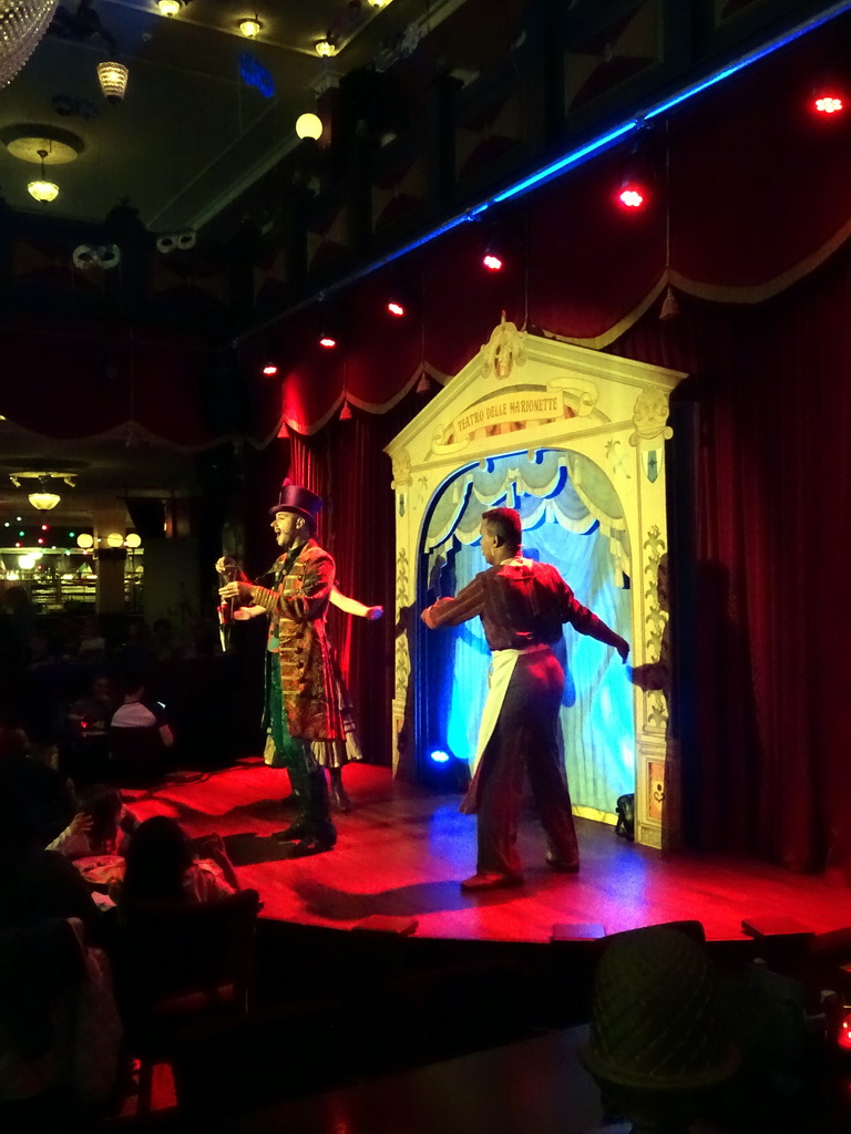 Show performers with a marionette at Pinokkio`s restaurant at the Fantasierijk kingdom