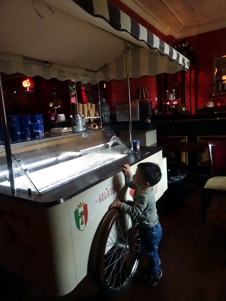 Max at the ice cream stand at Pinokkio`s restaurant at the Fantasierijk kingdom