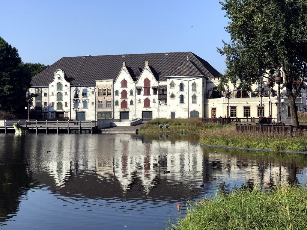 The Aquanura lake at the Anderrijk kingdom and the Efteling Theatre at the Fantasierijk kingdom