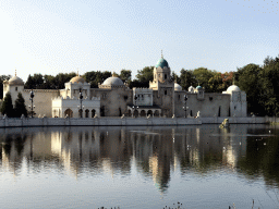 The Aquanura lake at the Fantasierijk kingdom and the Fata Morgana attraction at the Anderrijk kingdom