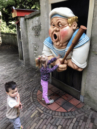 Max with Holle Bolle Gijs trash can at the square east of the Spookslot attraction at the Anderrijk kingdom