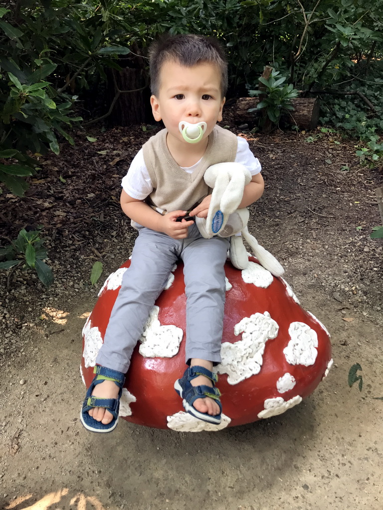 Max on a mushroom statue at the Fairytale Forest at the Marerijk kingdom