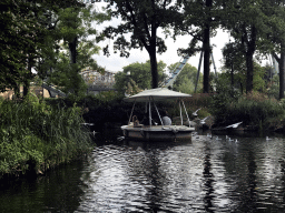 Gondoletta and seagulls at the Gondoletta attraction at the Reizenrijk kingdom, with a view on the Baron 1898 and Joris en de Draak attractions of the Ruigrijk kingdom