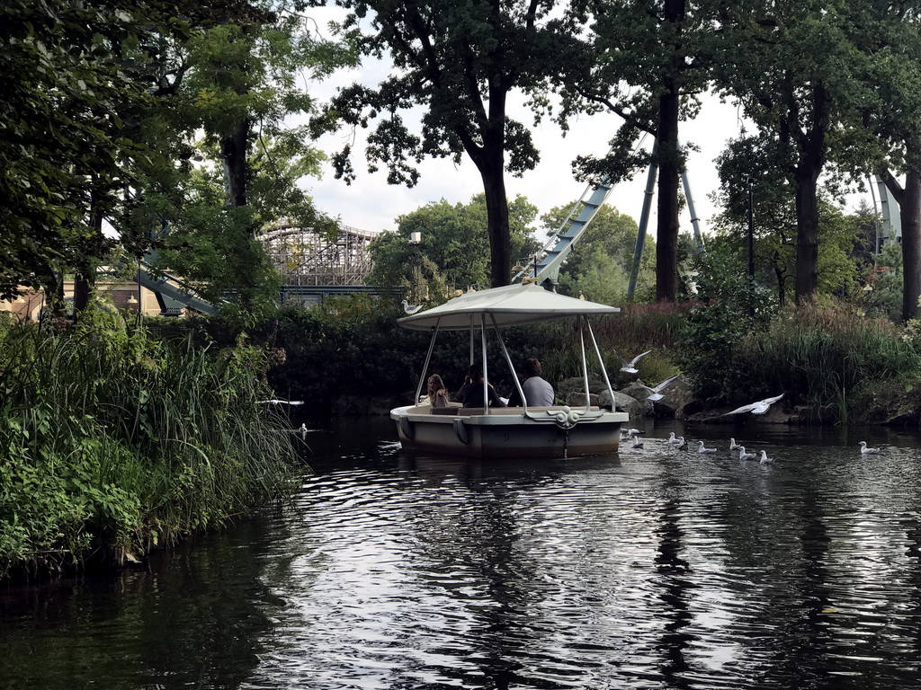 Gondoletta and seagulls at the Gondoletta attraction at the Reizenrijk kingdom, with a view on the Baron 1898 and Joris en de Draak attractions of the Ruigrijk kingdom