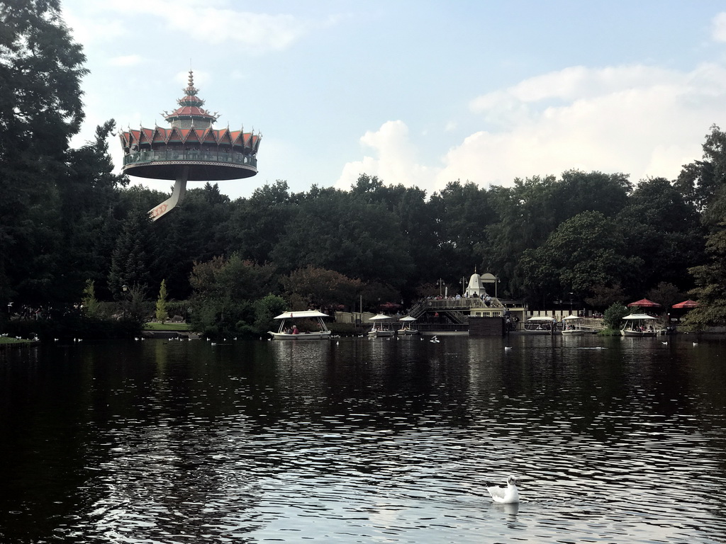 The Pagode attraction and Gondolettas and seagulls at the Gondoletta attraction at the Reizenrijk kingdom