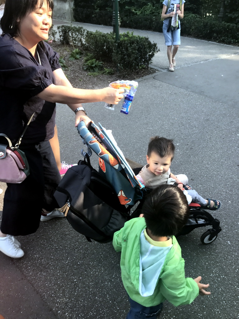 Miaomiao and Max playing with bubbles near the Pagode attraction at the Reizenrijk kingdom