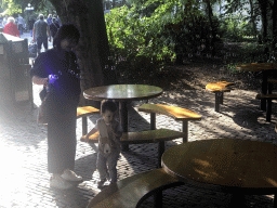 Miaomiao and Max playing with bubbles near the Piraña attraction at the Anderrijk kingdom