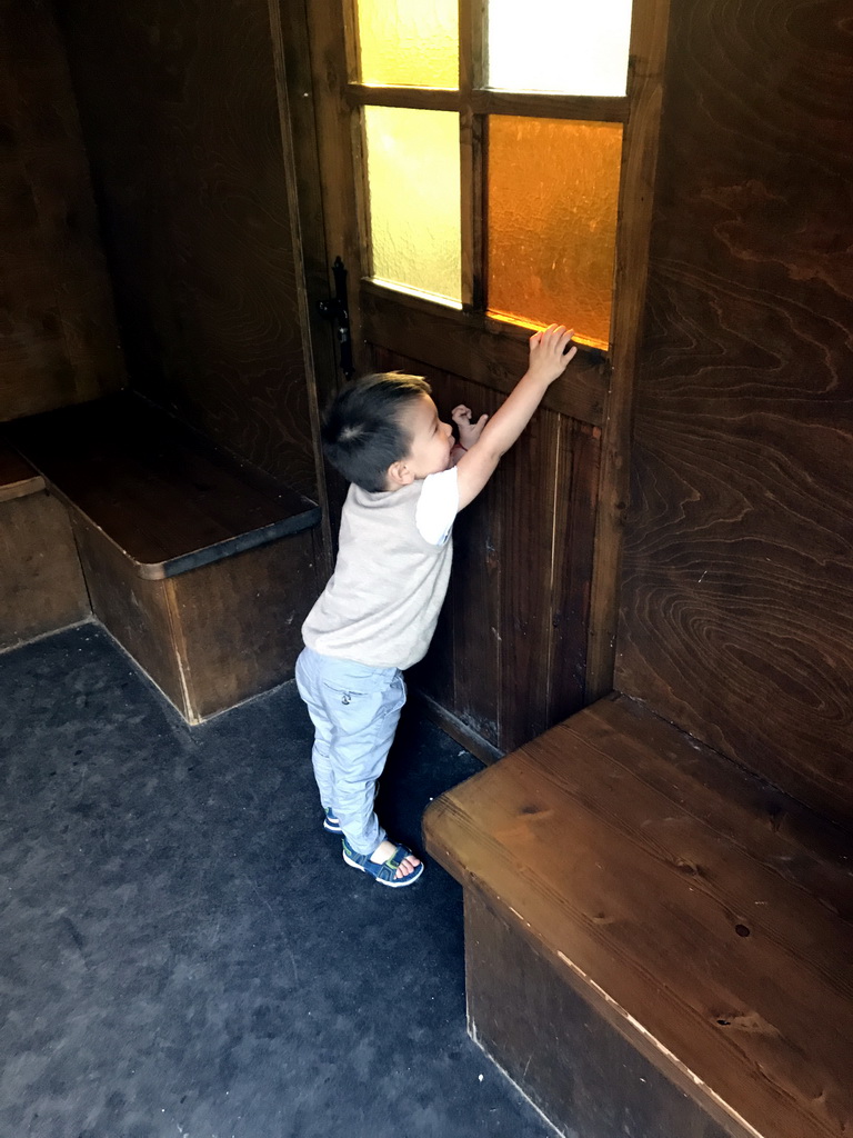 Max with a door at the Steenbok restaurant at the Anderrijk kingdom