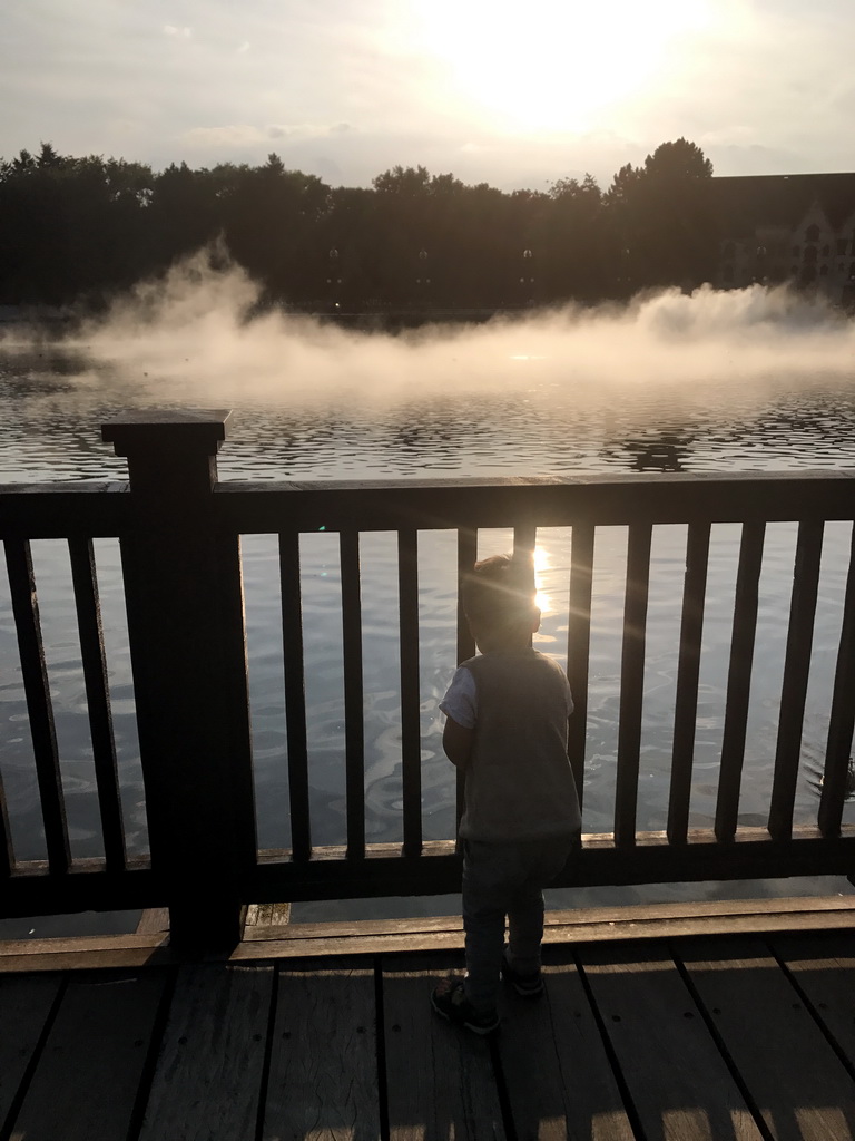 Max in front of the Aquanura lake at the Fantasierijk kingdom, just after the water show