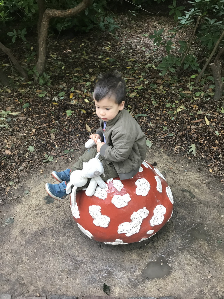 Max on a mushroom statue at the Fairytale Forest at the Marerijk kingdom