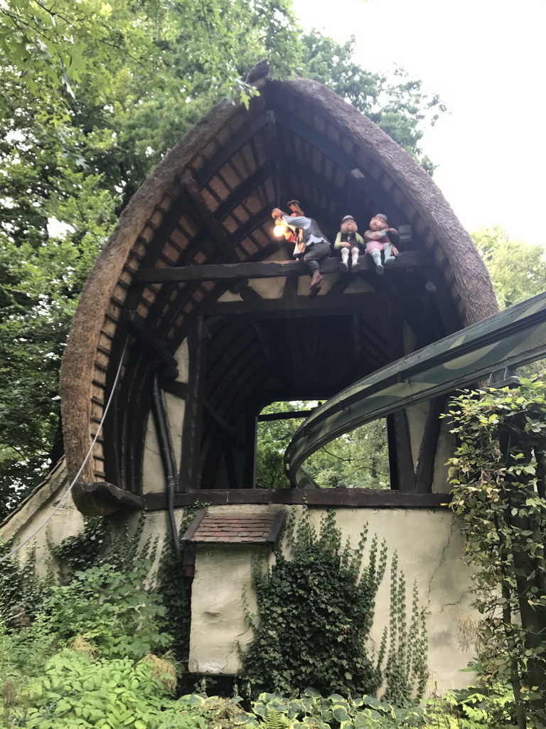 Lektriek and two other Laaf people at the Leunhuys building at the Laafland attraction at the Marerijk kingdom