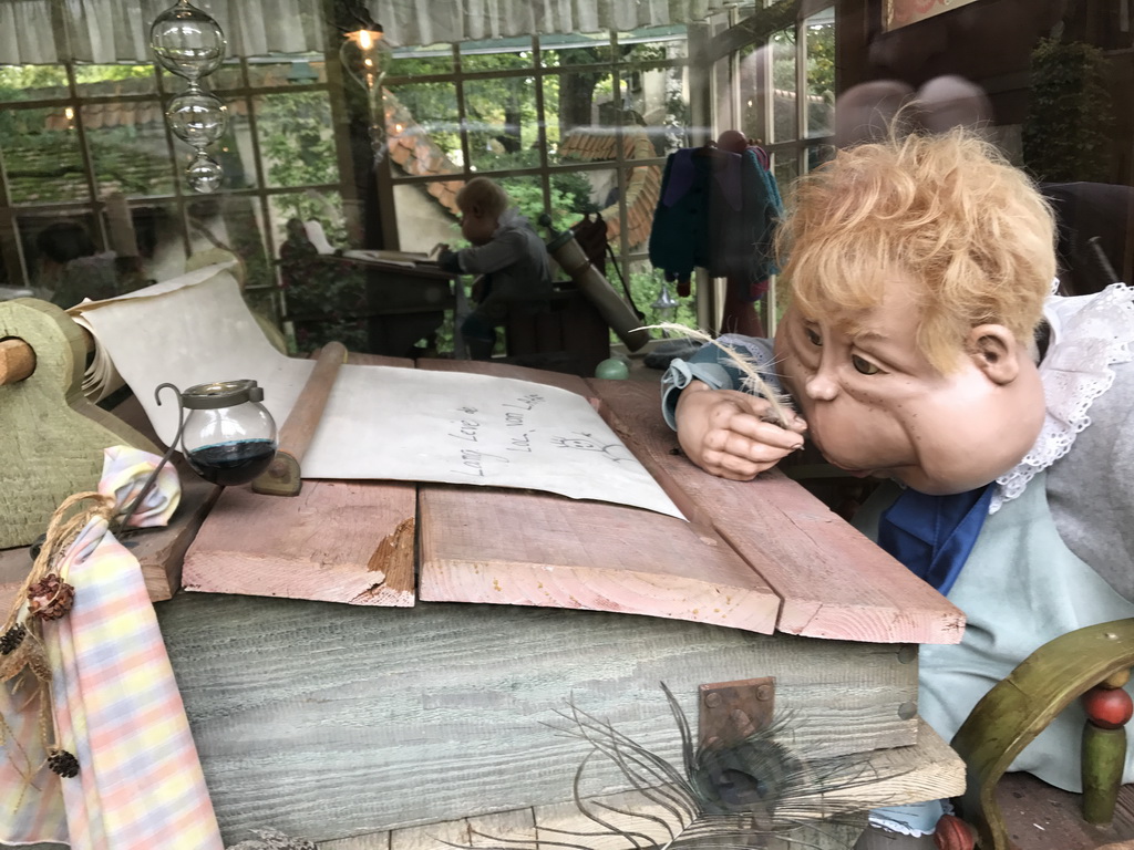 Laaf writing in the Leerhuys building at the Laafland attraction at the Marerijk kingdom