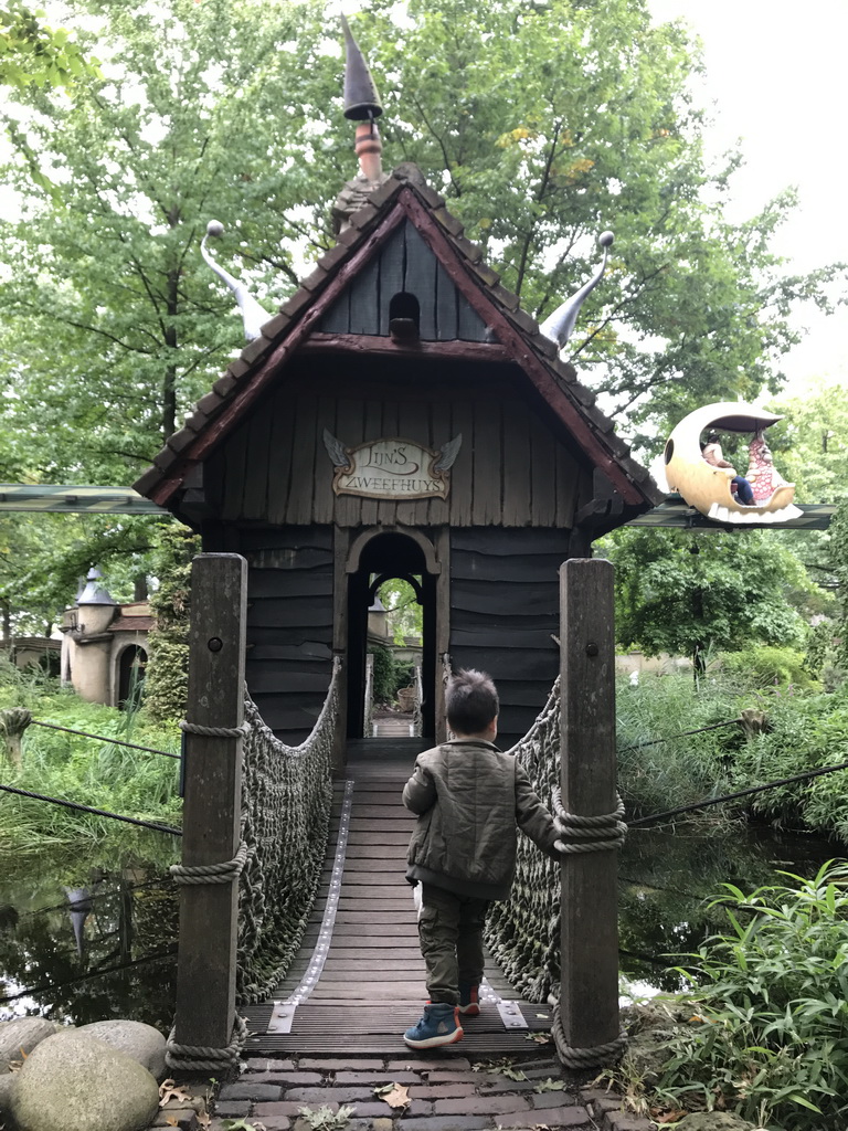 Max on the walkway at the Lijn`s Zweefhuys building at the Laafland attraction at the Marerijk kingdom