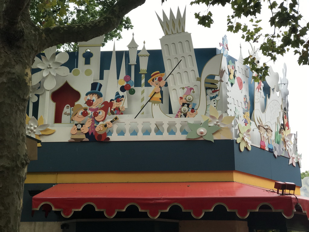 Decorations on the roof of the Carnaval Festival attraction at the Reizenrijk kingdom