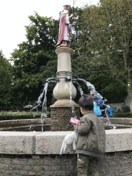 Max at the Sint Nicolaasfontein fountain at the Sint Nicolaasplaets square at the Marerijk kingdom