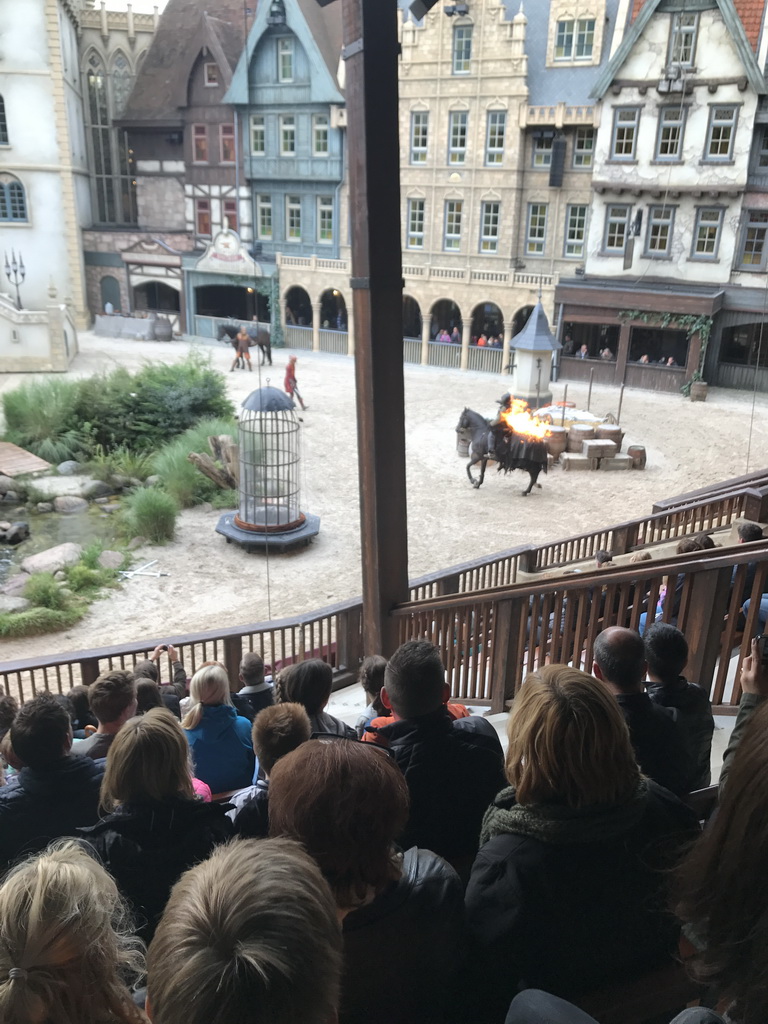 Actors and horses on the stage of the Raveleijn theatre at the Marerijk kingdom, during the Raveleijn Parkshow