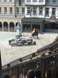 Actor and horse on the stage of the Raveleijn theatre at the Marerijk kingdom, during the Raveleijn Parkshow