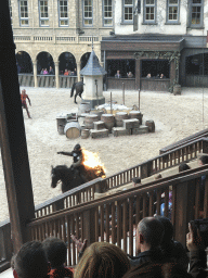 Actors and horses on the stage of the Raveleijn theatre at the Marerijk kingdom, during the Raveleijn Parkshow